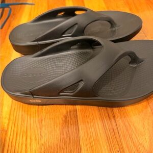 OOFOS Black Comfort Flip Flops